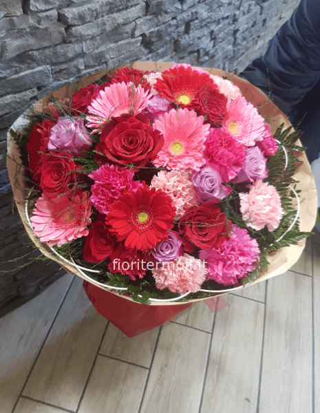 Bouquet di rose rosse, dianthus e gerbere