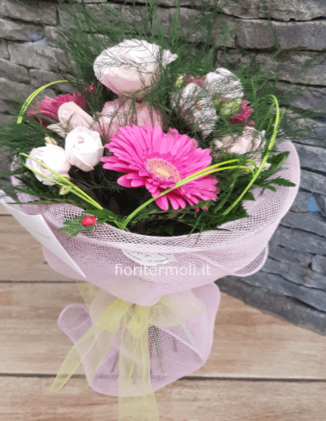 Bouquet rosa con fiori misti di stagione
