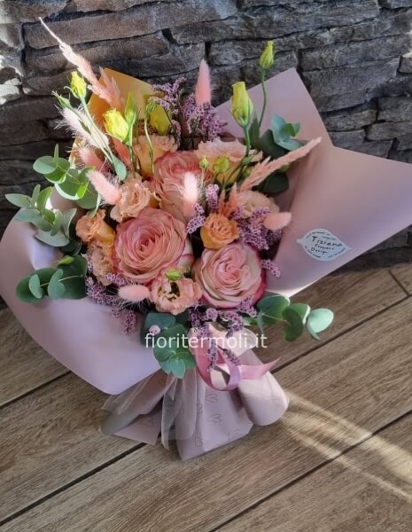 Bouquet sui toni del rosa confezionato in maniera elegante