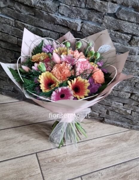 bouquet confezionato in maniera elegante 