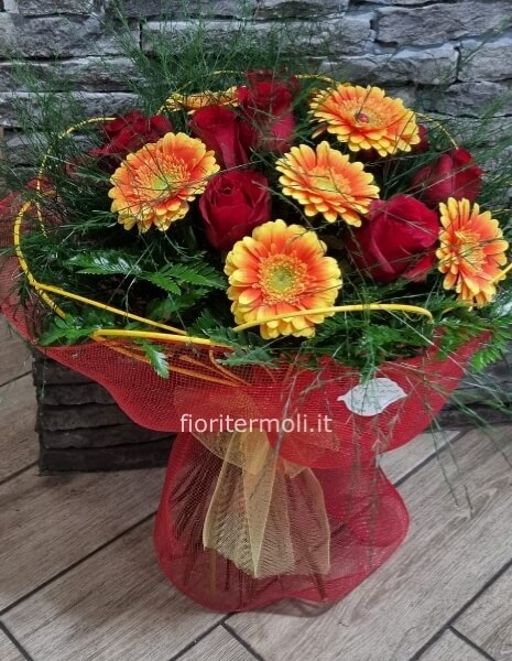 bouquet con 10 rose rosse e gerbere 